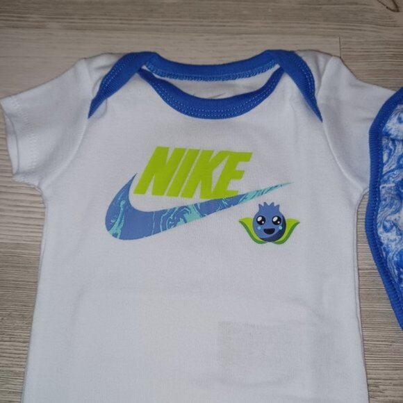 Nike Baby Bodysuit Bib Hat Newborn Gift Set White Blue - Picture 2 of 6